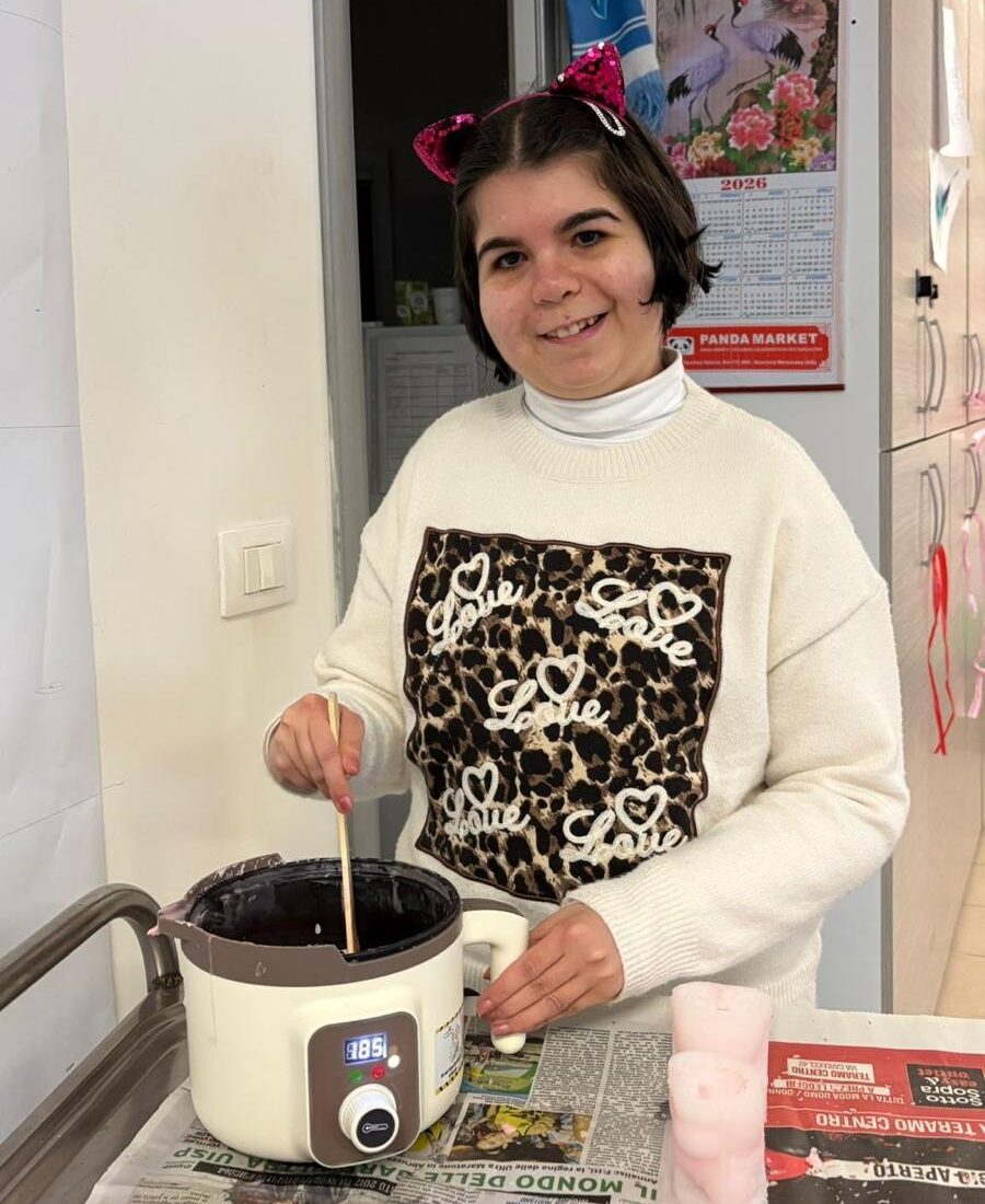 Ritratto in primo piano di una ragazza membro del centro diurno Help Handicap