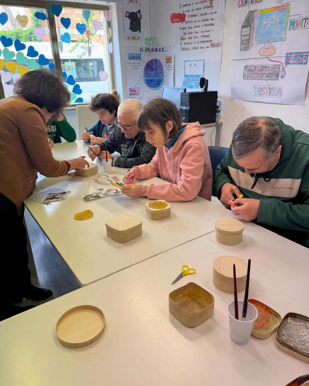 Laboratorio di arte e decoupage al centro diurno Help Handicap